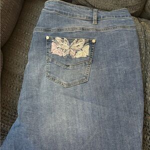 NWOT Avenue butterfly capris size 28
